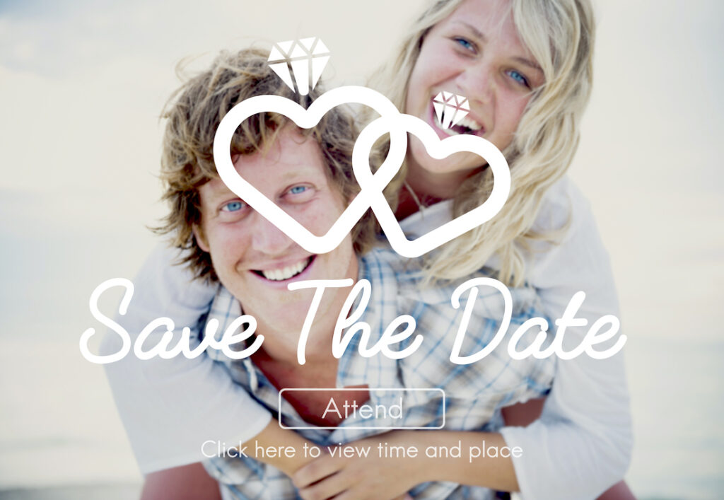 Lachendes Paar ist im Hintergrund der Save the Date Seite zu sehen