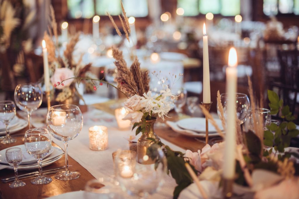 Romantische Teelichter und Kerzen schmücken die Hochzeitstafel als Tischdeko